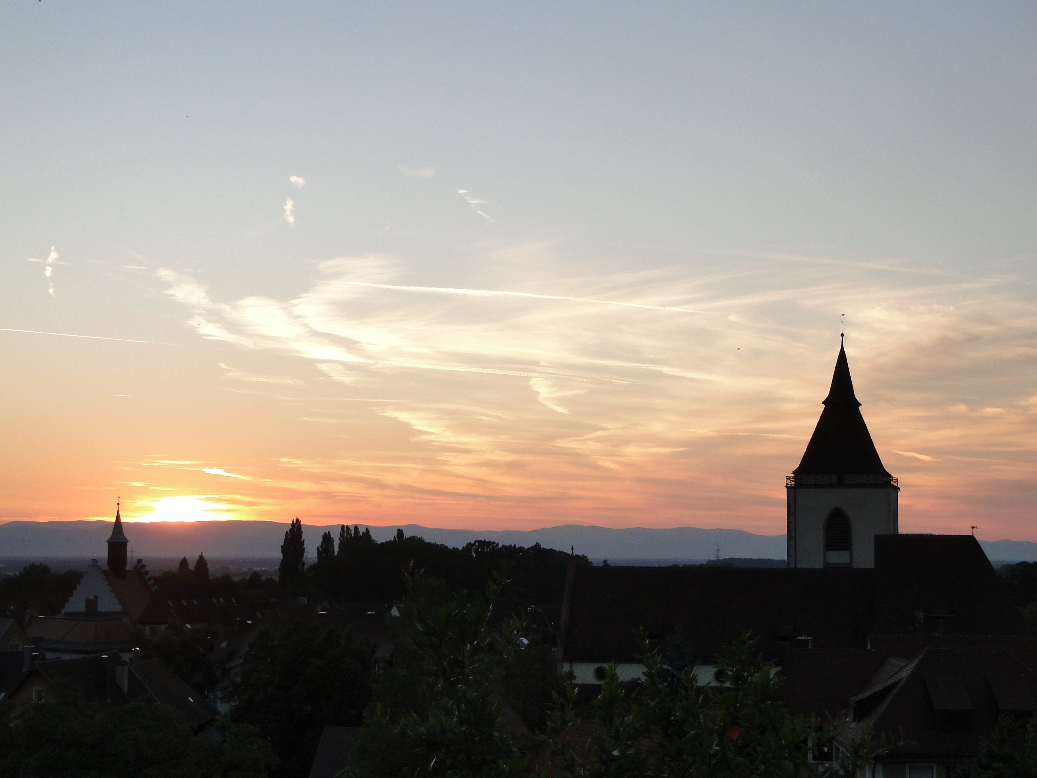 Sonnenuntergang über Staufen – Blick zu den Vogesen