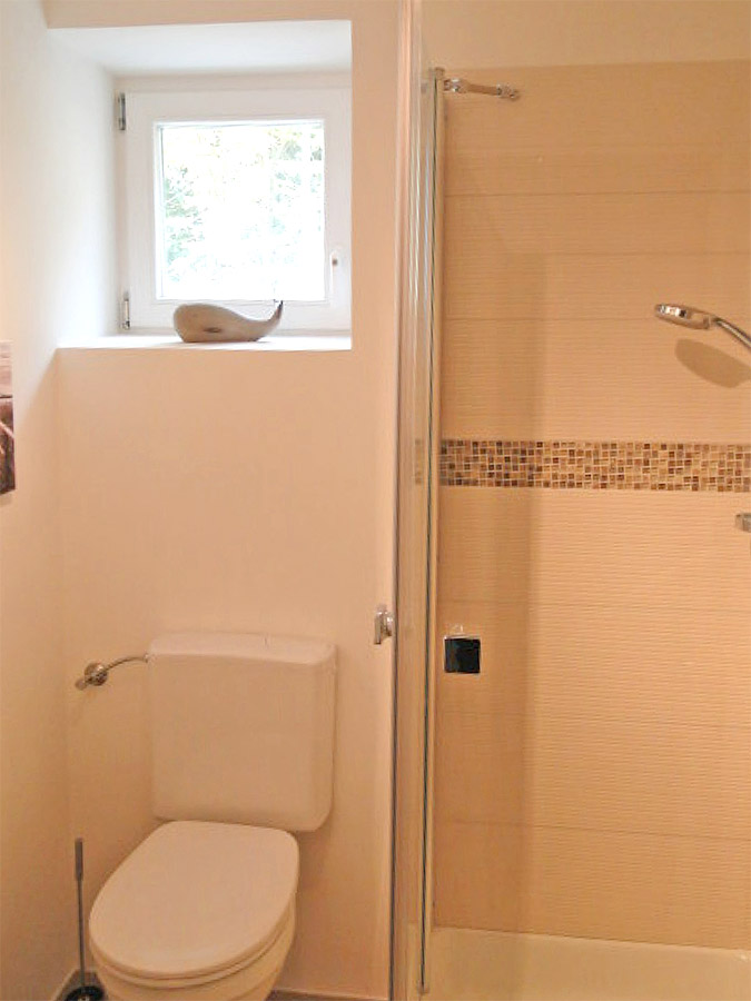 Bad mit Dusche und WC