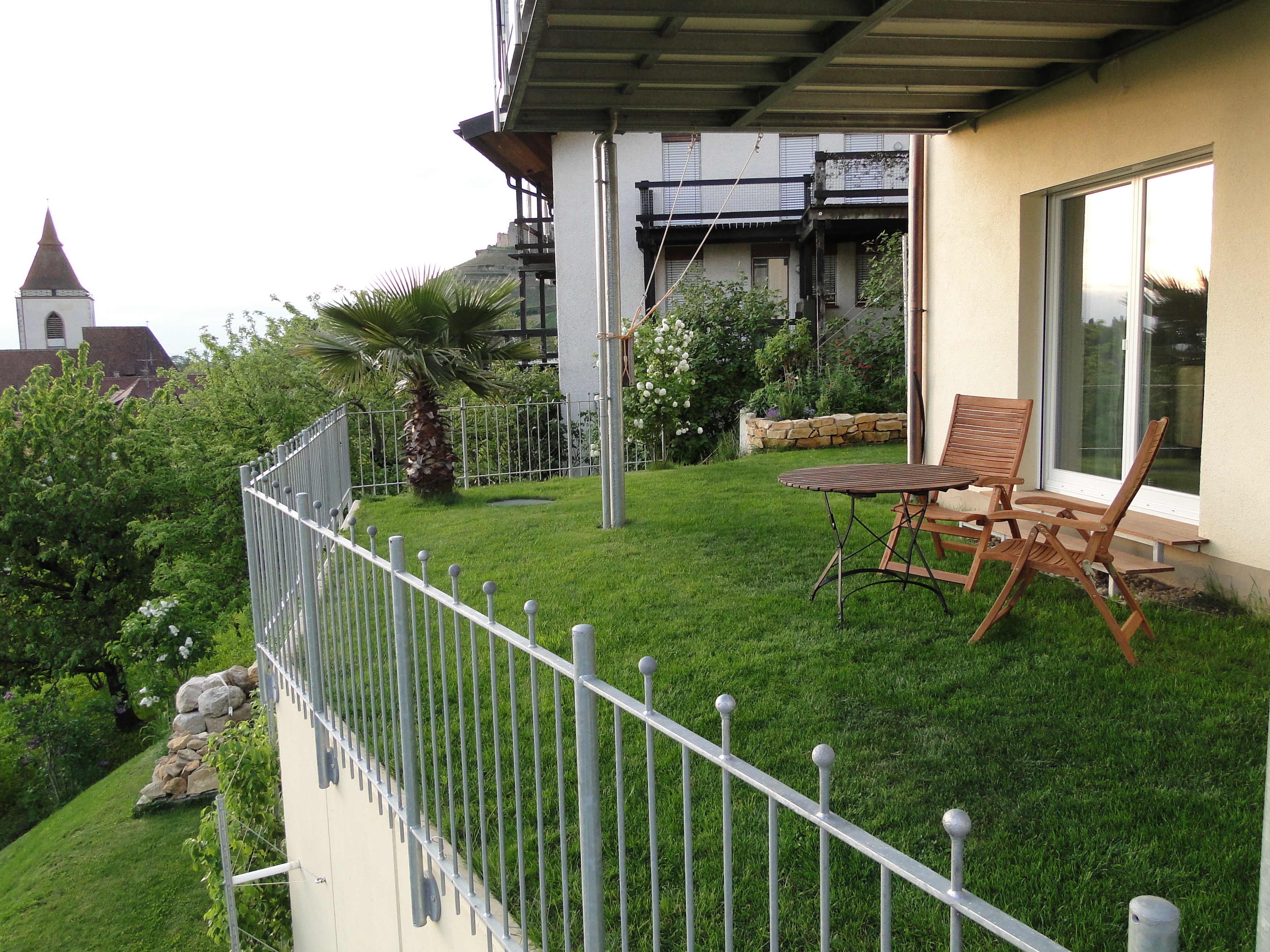 Terrasse mit Blick auf den Kirchturm und den Garten